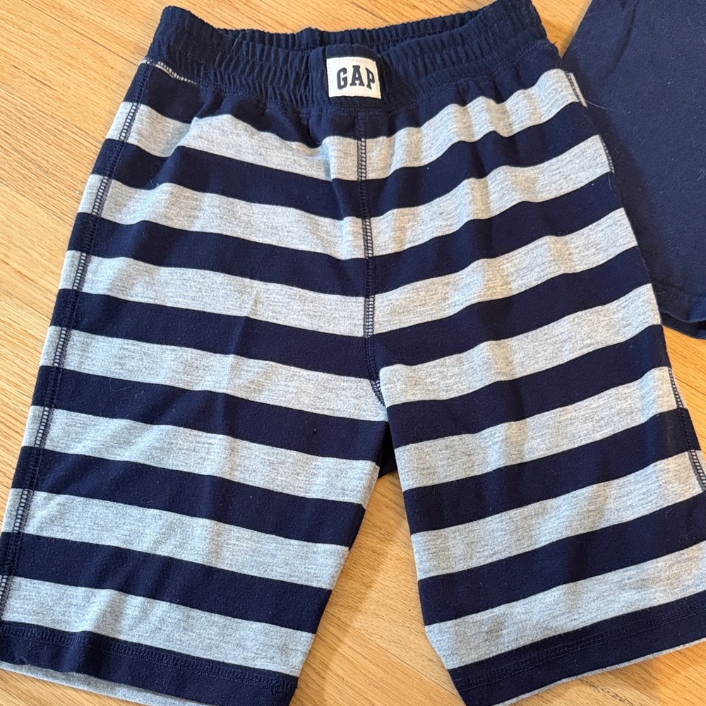 Kids 6 pc Casual Cozy Graphic Tees, and joggers bundle, Size 5/6 - Picture 13 of 14